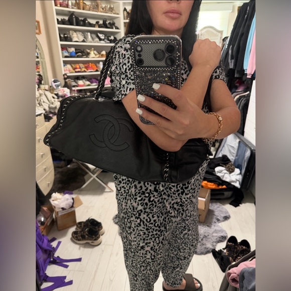 CHANEL Large Chain Trim Luxe Ligne Bowler Boston Bag - Picture 13 of 14